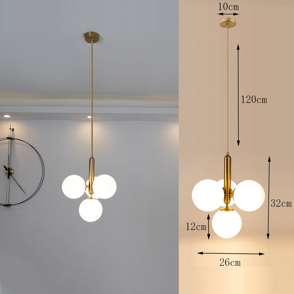 Suspension lumineuse élégante en laiton avec 4 globes en verre opalin